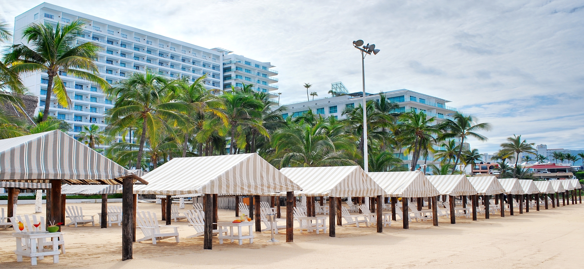 Hotel de lujo en la zona Dorada de Acapulco con entrada al mar